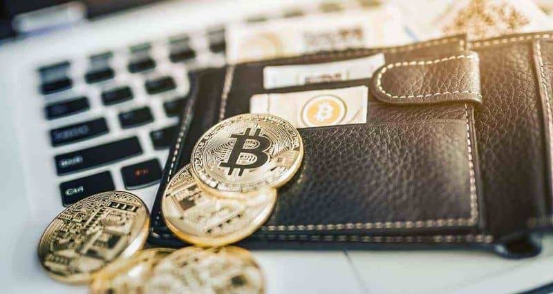 Bitcoin nel portafoglio sopra il laptop