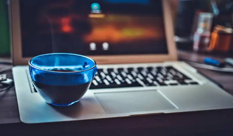 Caffè su un laptop