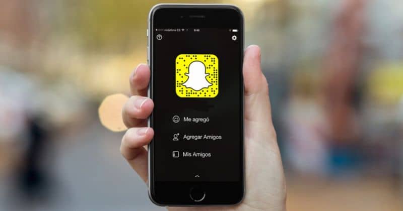 Cellulare in mano con Snapchat 