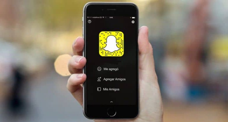 Cellulare in mano con Snapchat