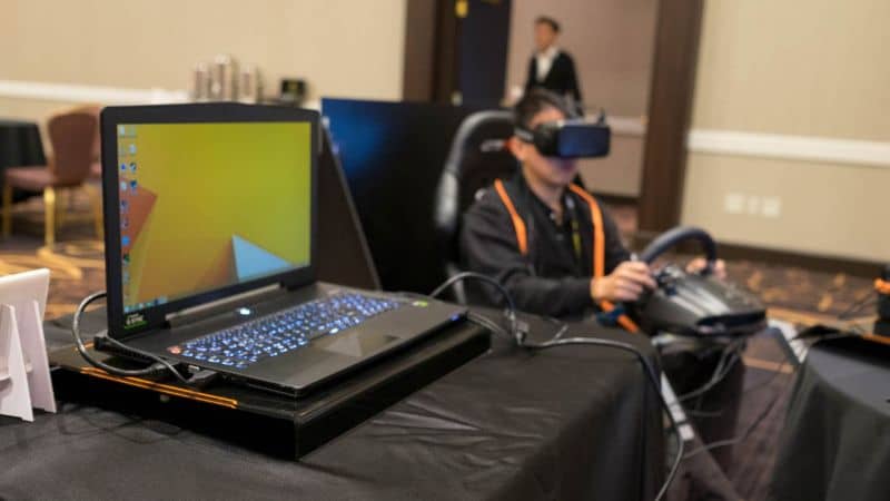 Realtà virtuale su laptop persona seduta con gli occhiali