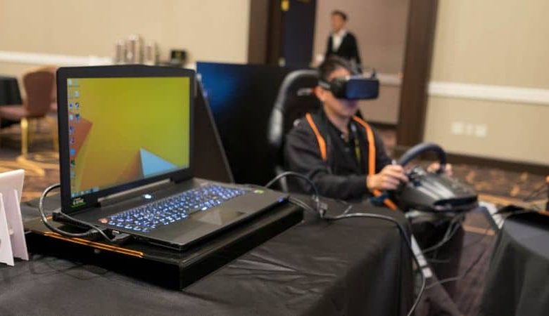 Realtà virtuale su laptop persona seduta con gli occhiali