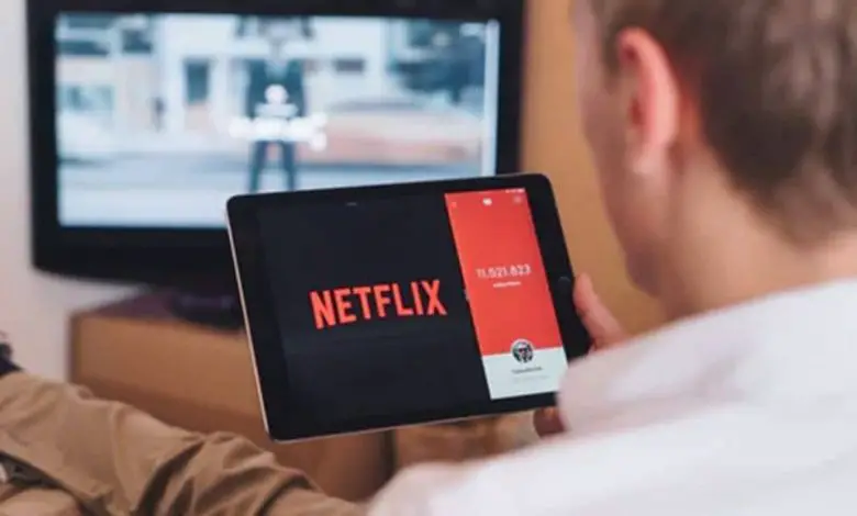 Uomo che guarda Netflix sul tablet