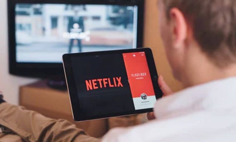 Uomo che guarda Netflix sul tablet