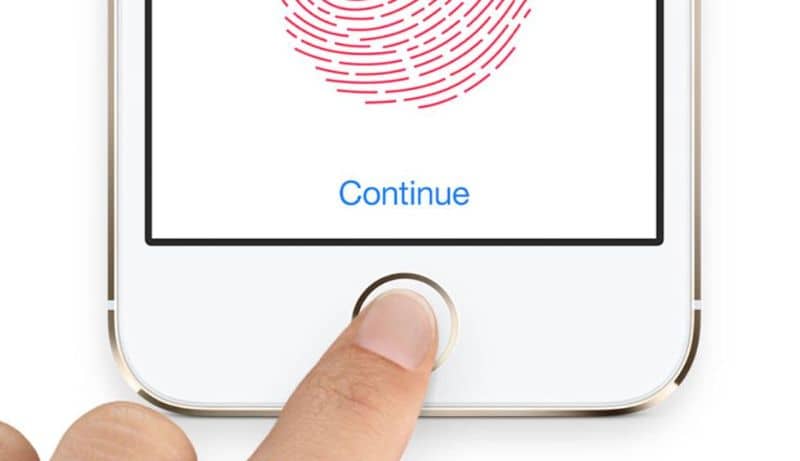 impronta digitale utilizzando Touch ID su cellulare bianco