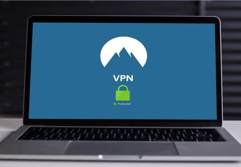 Schermo del laptop con logo VPN