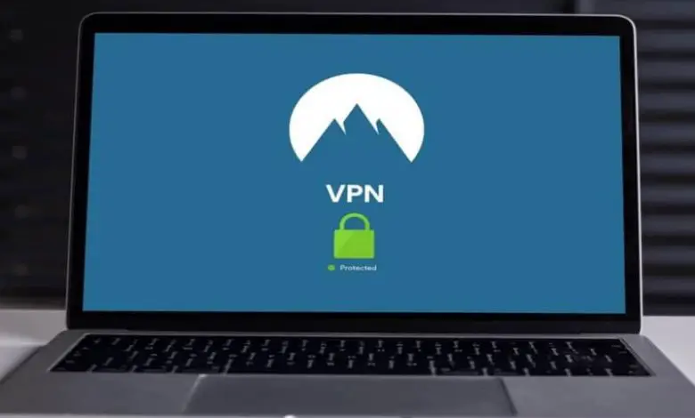 Schermo del laptop con logo VPN