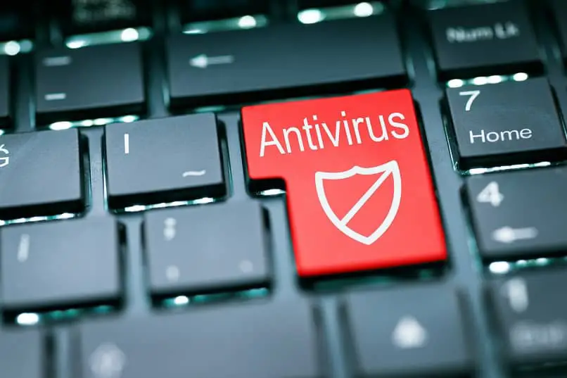 pulsante antivirus rosso sulla tastiera