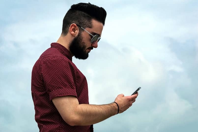 Un uomo che usa il telefono Android