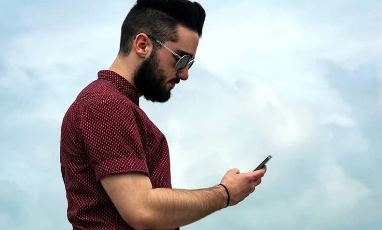 Un uomo che usa il telefono Android