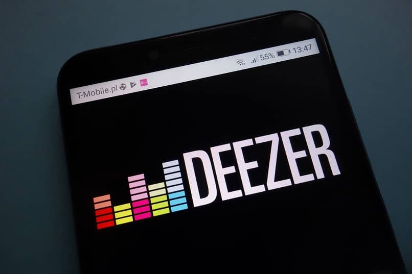 cellulare con il nome dell'app Deezer
