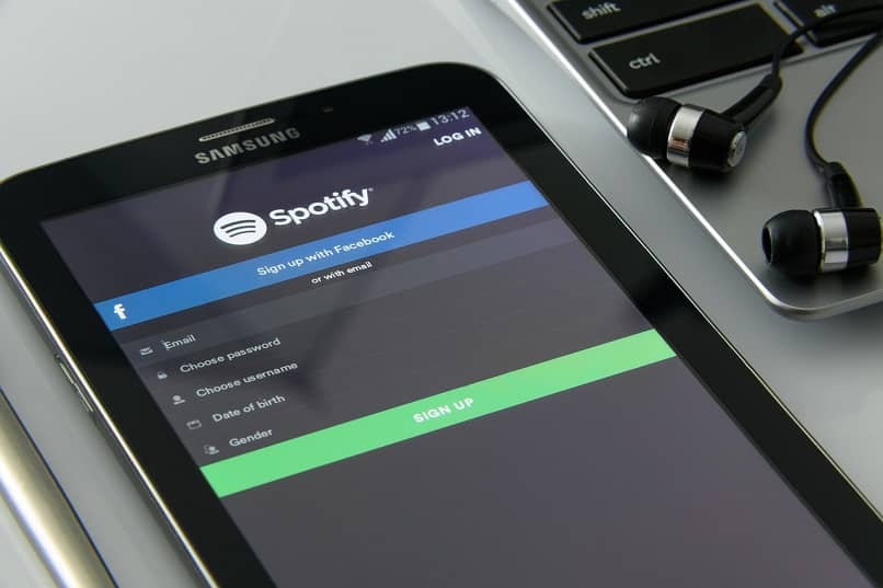 cellulare con l'app Spotify