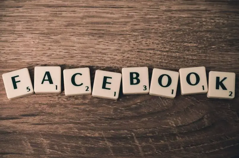 lettere di scrabble che formano la parola facebook