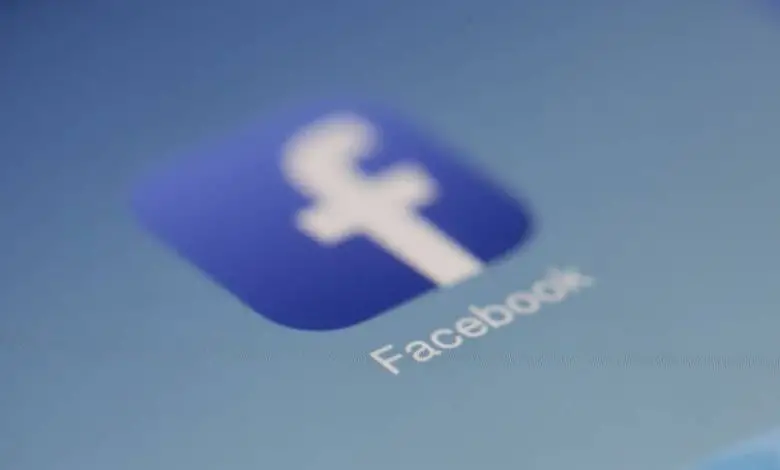 logo facebook su sfondo blu