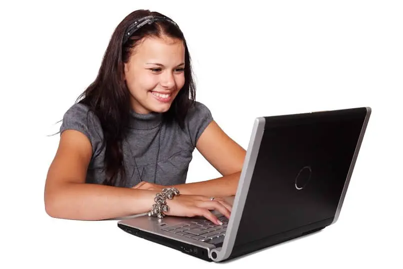 la donna sorride davanti al suo laptop