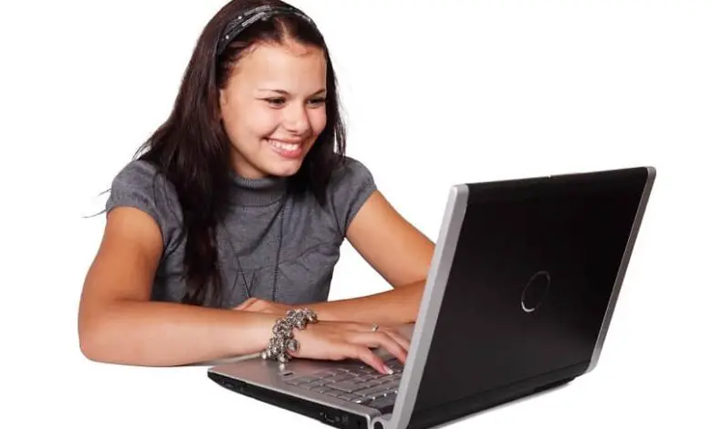 la donna sorride davanti al suo laptop