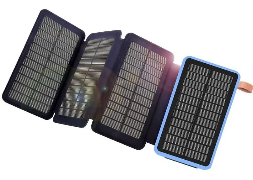 caricabatterie solari nella loro custodia