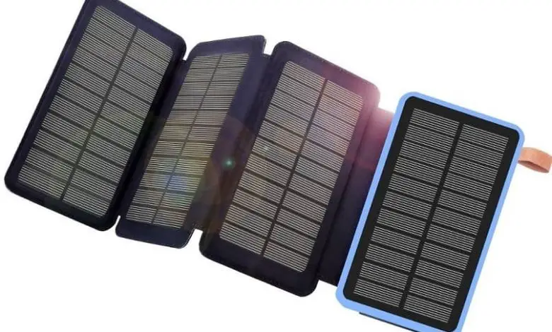 caricabatterie solari nella loro custodia