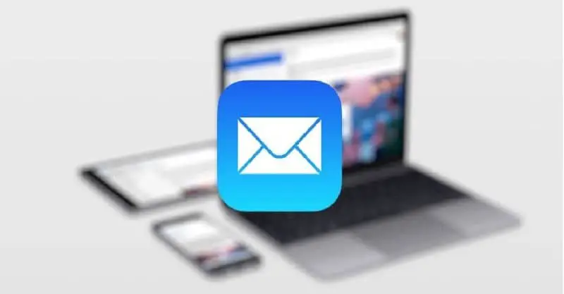 Icona della posta su MacOS con laptop su sfondo sfocato
