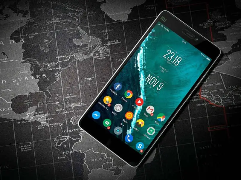Cellulare Xiaomi su una mappa del mondo