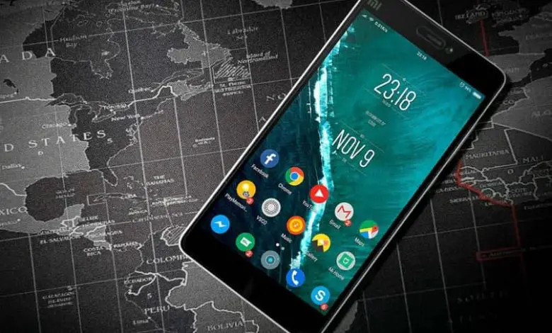 Cellulare Xiaomi su una mappa del mondo