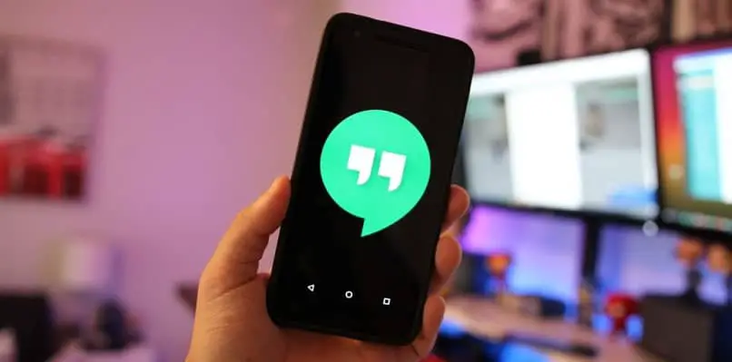 Cellulare con il logo di Hangouts sullo schermo