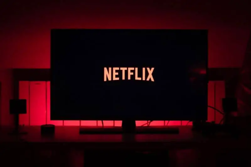 Schermo con sfondo scuro sfumato rosso Netflix