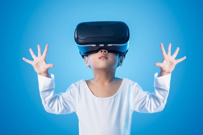 Bambino che gioca con la realtà virtuale