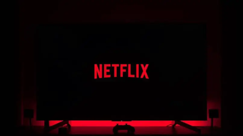 TV con Netflix e luce rossa in sottofondo