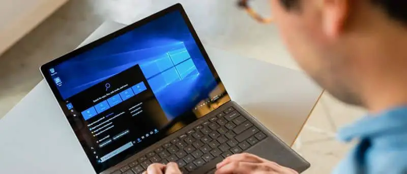 Persona che manipola Windows 10 sul laptop
