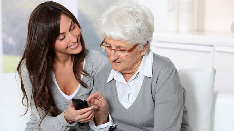 nonna che impara a usare un cellulare Android