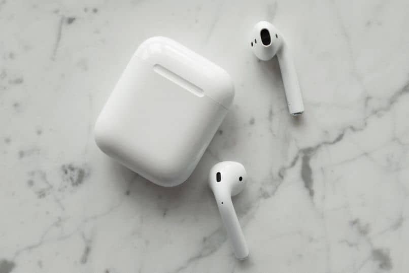 cuffie airpods sul tavolo