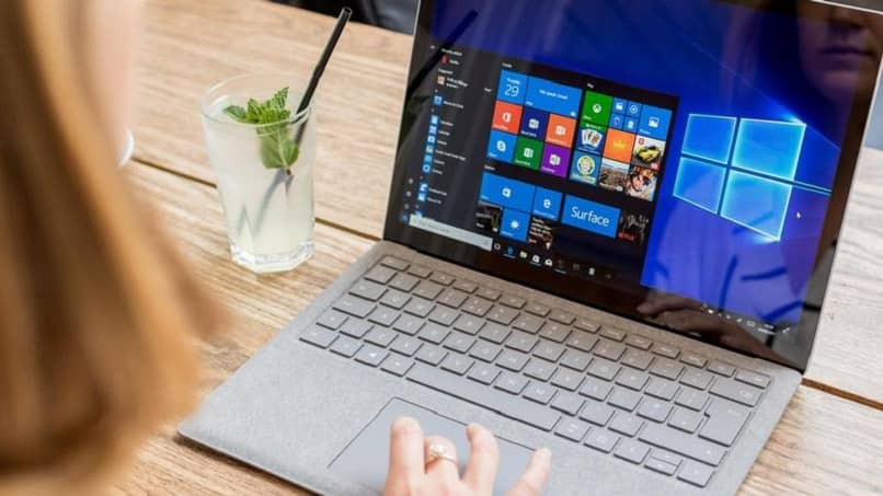 mostra il giorno della settimana nella barra delle applicazioni di Windows 10