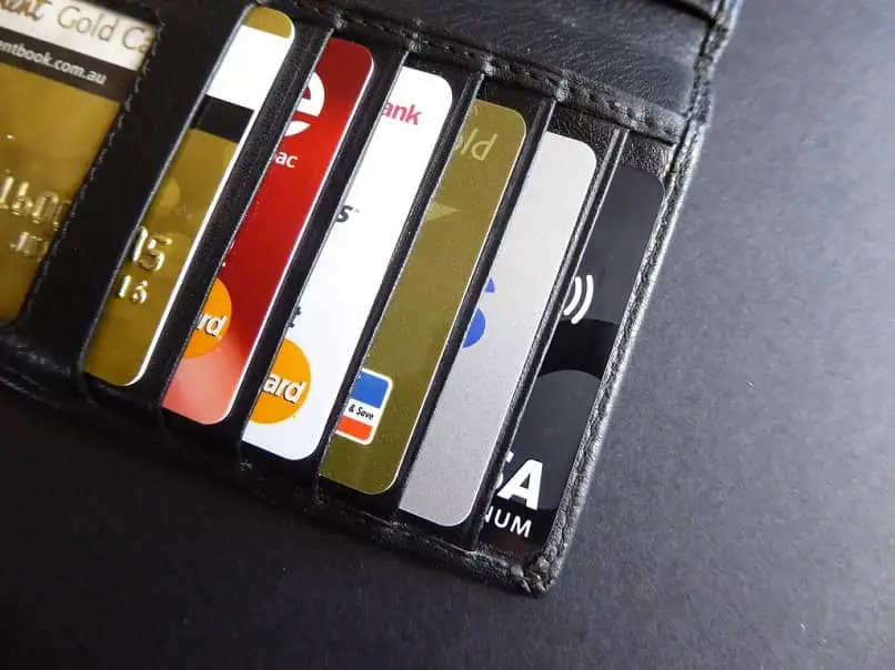 portafoglio con diverse carte di credito