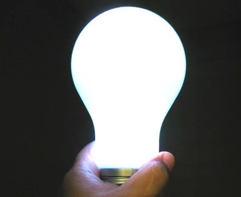 La lampadina intelligente si illumina