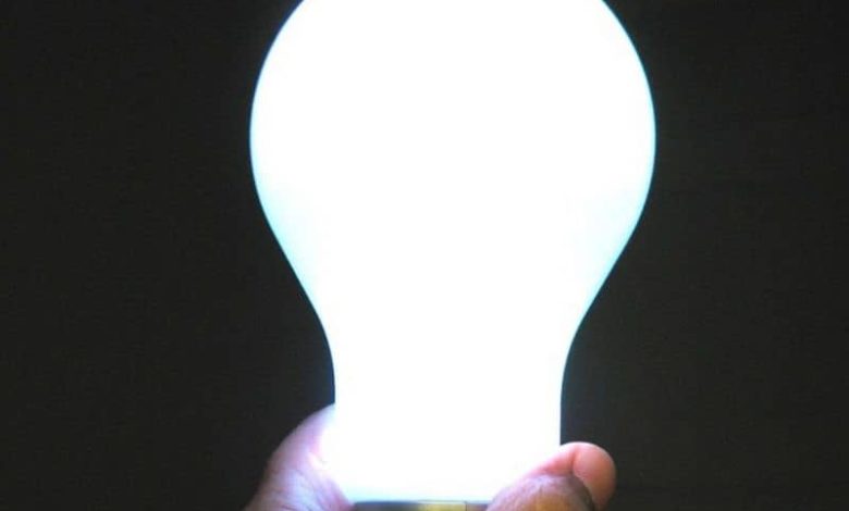La lampadina intelligente si illumina