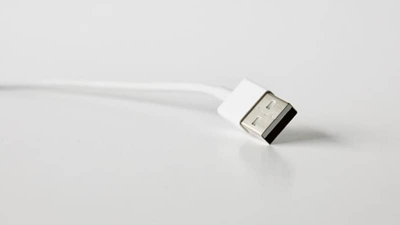 Cavo USB sfondo bianco 