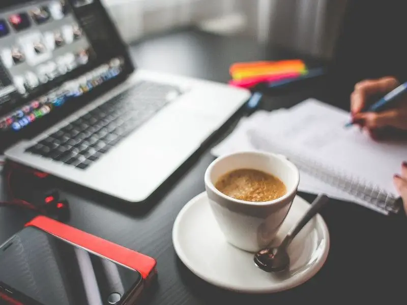 lavoro al caffè del computer portatile