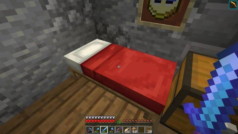 letto rosso nella casa di Minecraft e spada in mano