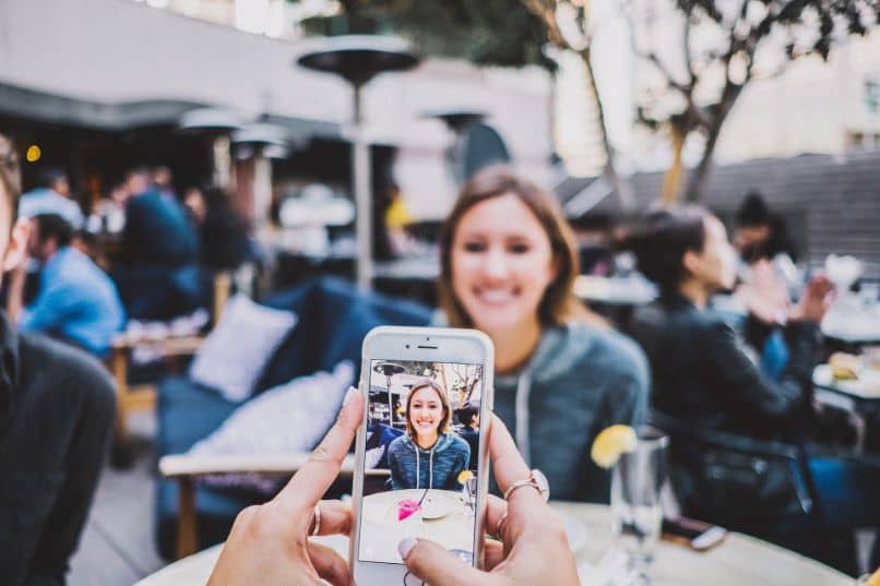 fotocamera dello smartphone che fotografa la ragazza