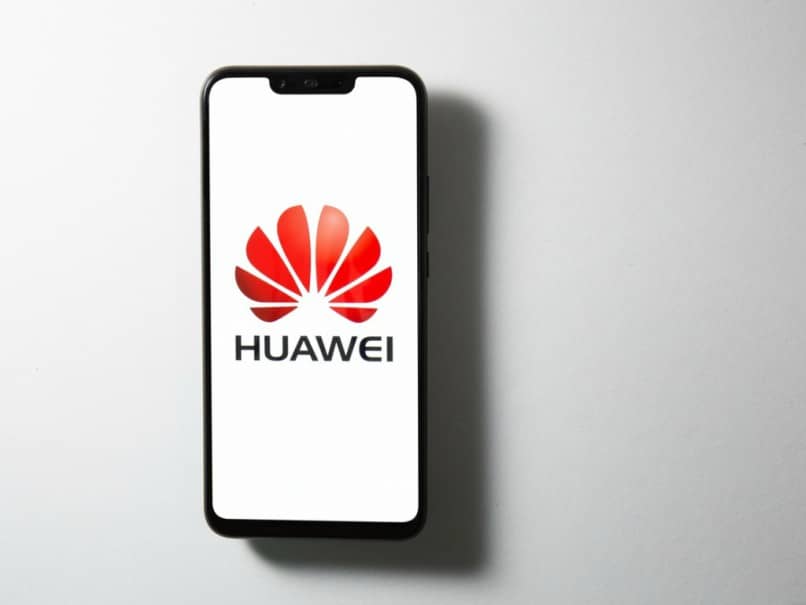 Cellulare Huawei con logo sul tavolo grigio