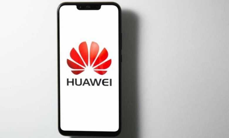 Cellulare Huawei con logo sul tavolo grigio