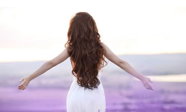 ragazza con i capelli castani con sfondo viola