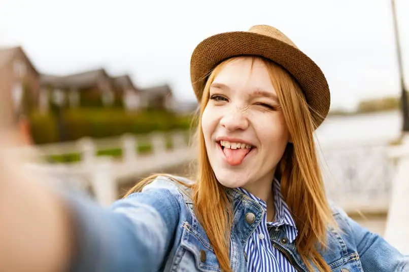 donna in cappello prende selfie