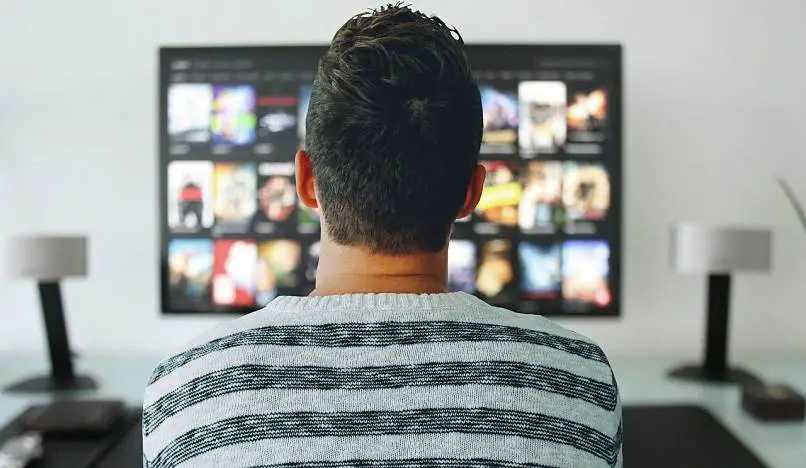 ragazzo che guarda la tv