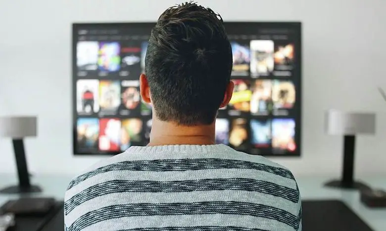 ragazzo che guarda la tv