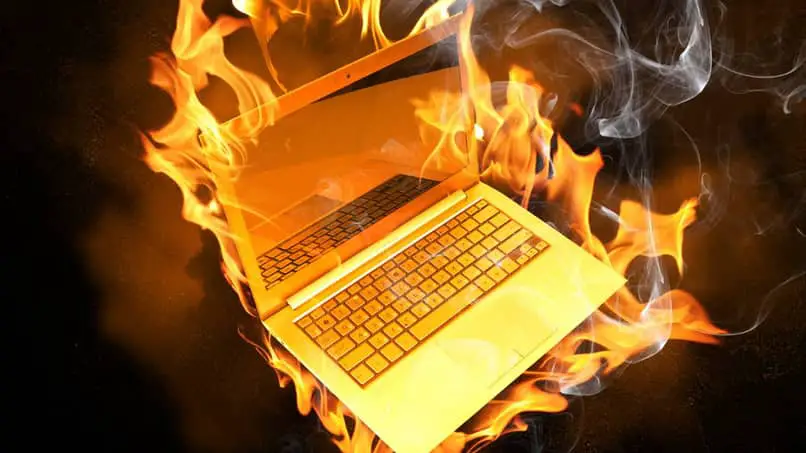 computer in fiamme 