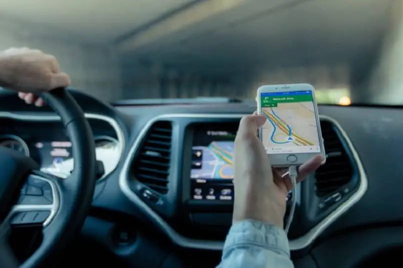 conducente e passeggero di didi con il cellulare in mano che guardano una mappa