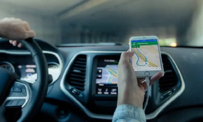 conducente e passeggero di didi con il cellulare in mano che guardano una mappa