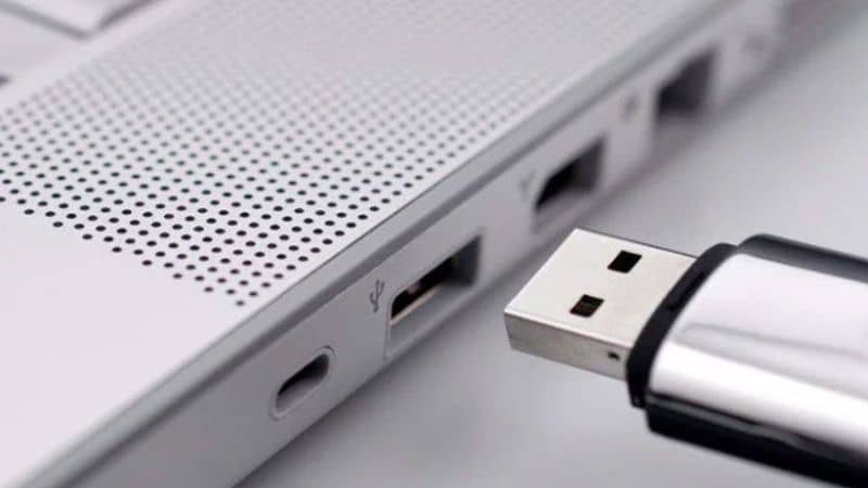 collegamento della pendrive alla porta USB del laptop 